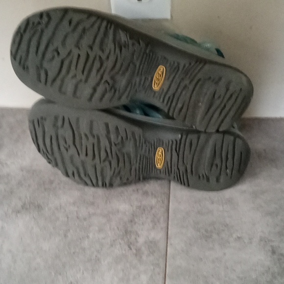 KEEN women si ze 8.5 - Picture 5 of 5